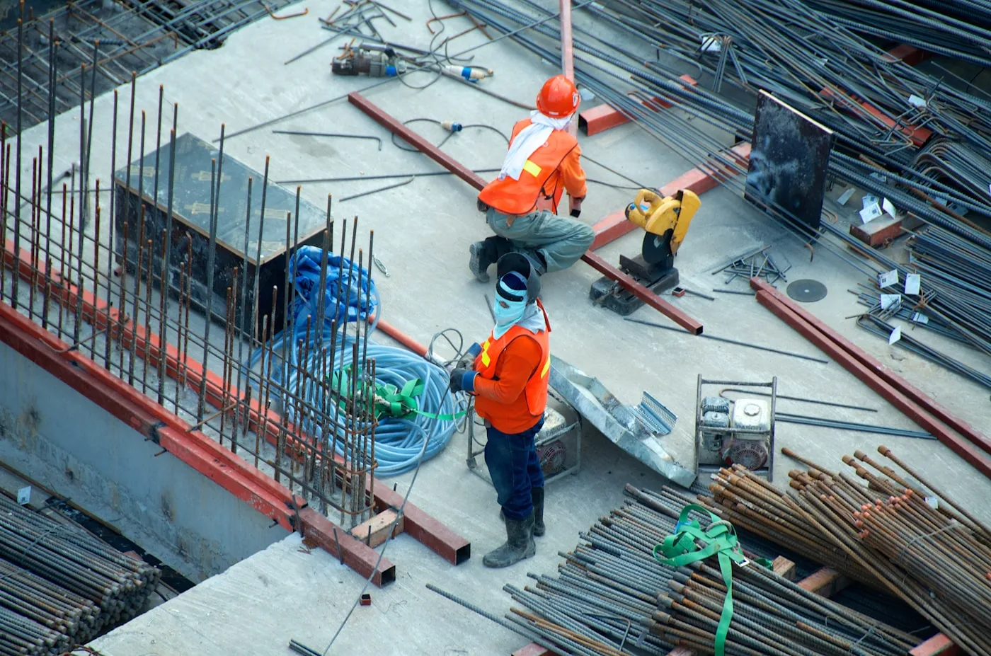 Vue aérienne d'un chantier de construction d'infrastructure