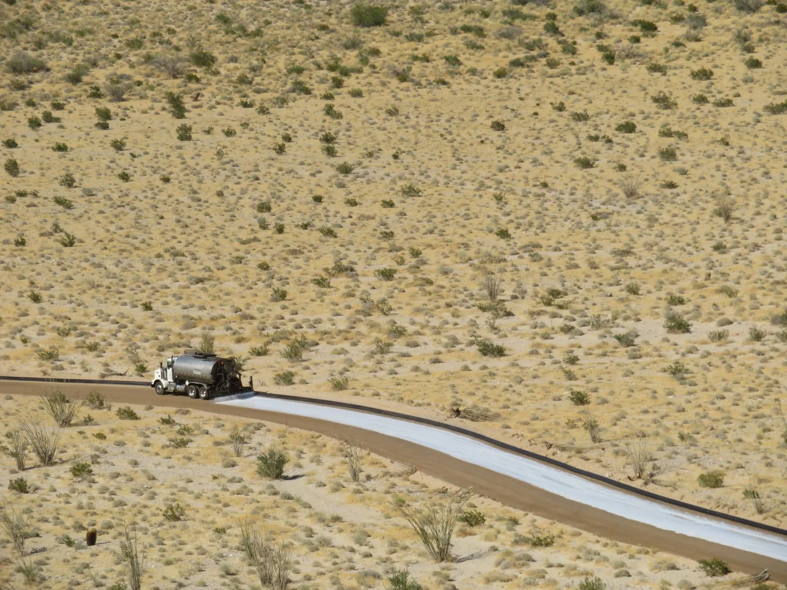 Scellement topique LL-TECH appliqué par camion à rampe de pulvérisation