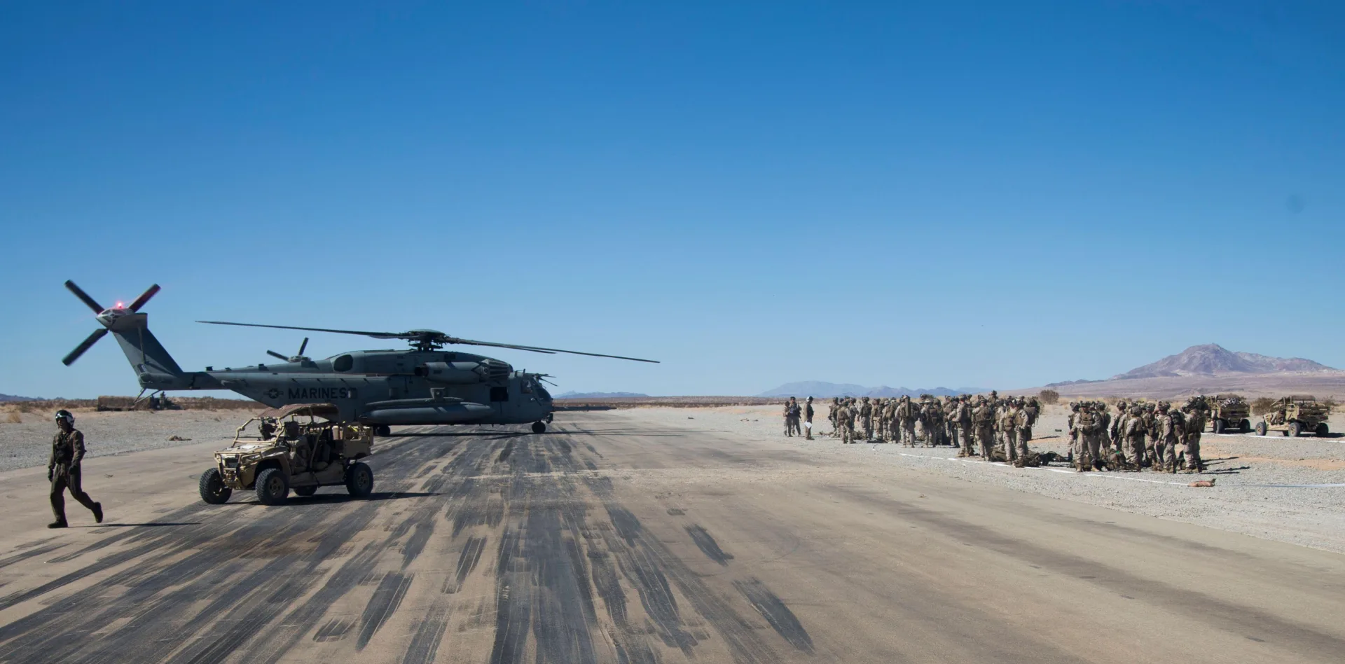 Aéronef militaire sur une piste stabilisée LL-TECH