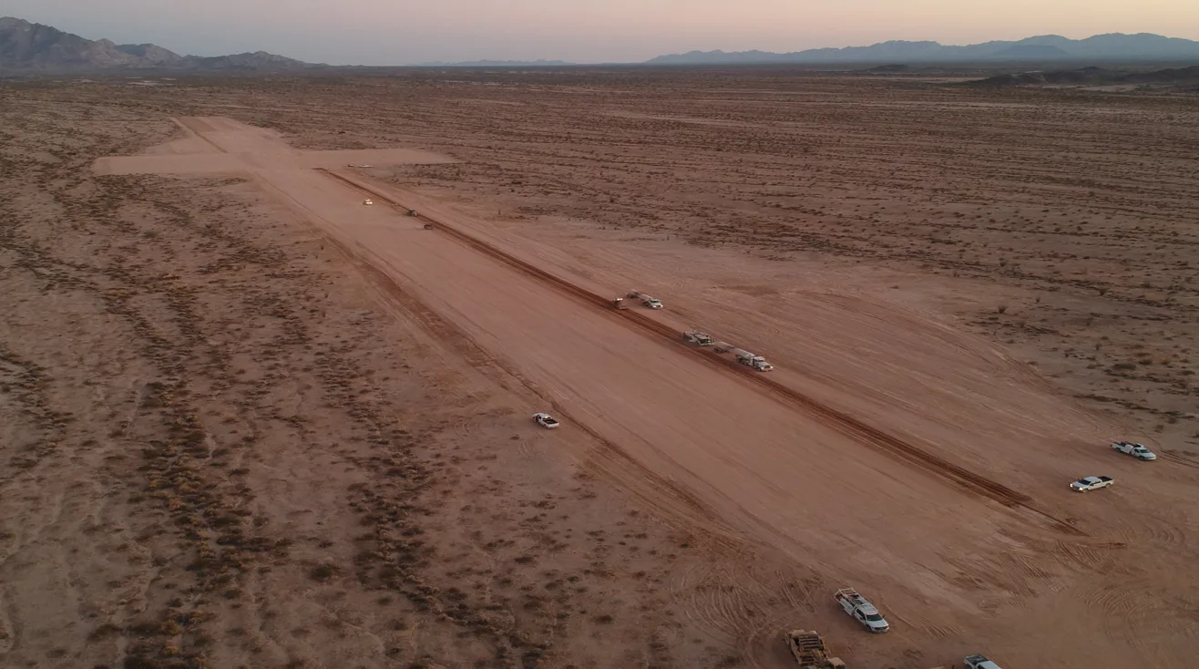 Vue aérienne d’une piste tactique militaire stabilisée par LL-TECH au crépuscule